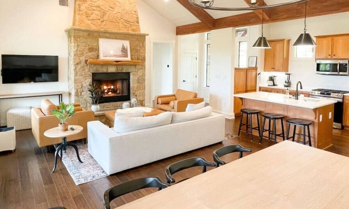 Leander Cabin | THE HIDEAWAY 3BR/2BA Modern Cabin at LAKE TRAVIS