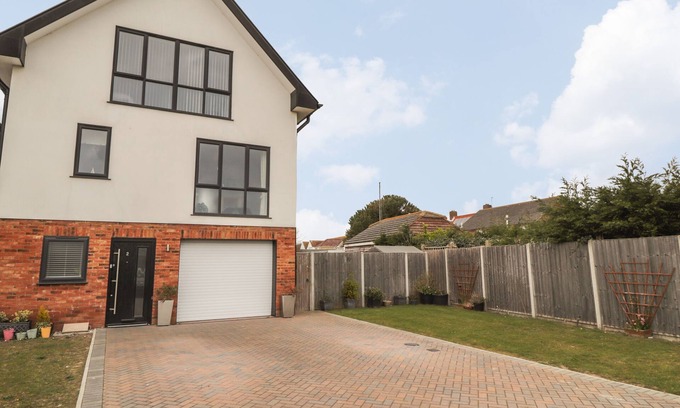 New Romney Cottage | THE HIDEAWAY BEACH HOUSE, family friendly in Littlestone-On-Sea