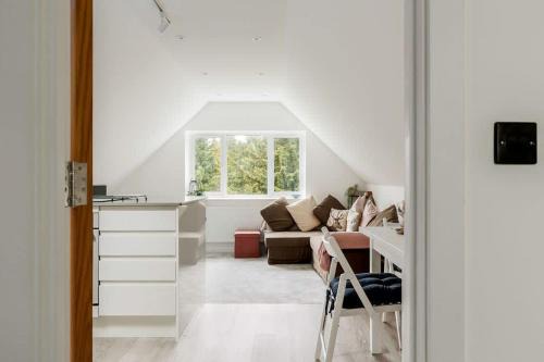 Corfe Castle Apartment | The Hideout - 20-Minute Walk to Bournemouth Gardens