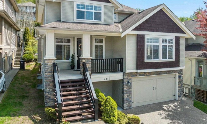 Upper Ten Oaks House | The Highlands Place | 2 Beds | 1 Bath | Guest Suite