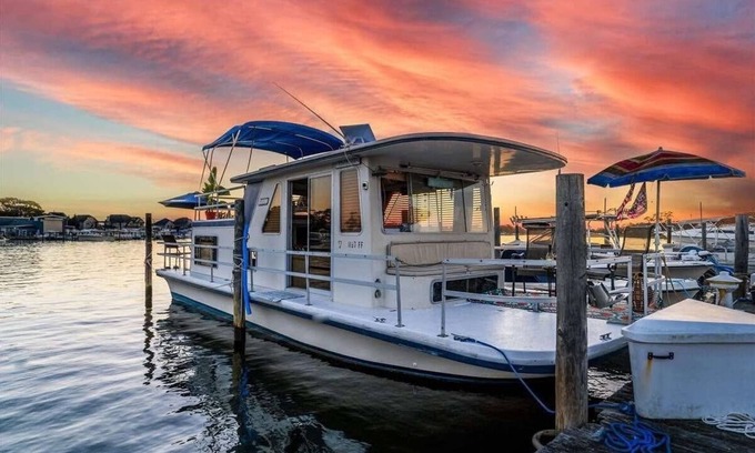 Point Pleasant Boat Rental | The Hilton of Houseboats