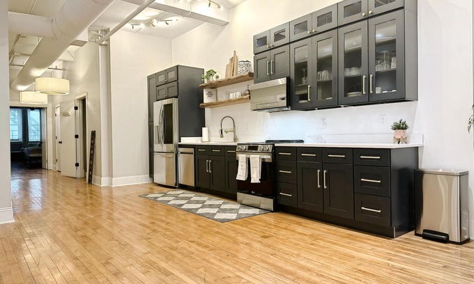 Downtown Cincinnati House | The Historic Lyric Presidential Suite