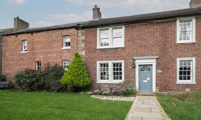 Thurstonfield Cottage | THE HOLLIES, pet friendly, with hot tub in Carlisle