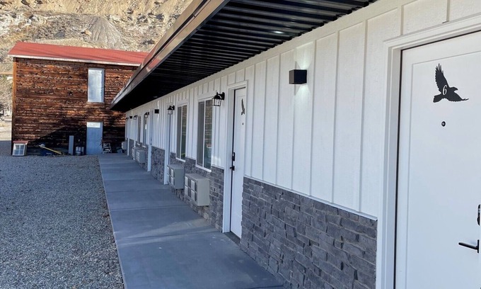 Palisade Hotel | The Homestead- 6 Bedroom/Bathroom Motel- Pet Friendly- Entire Property