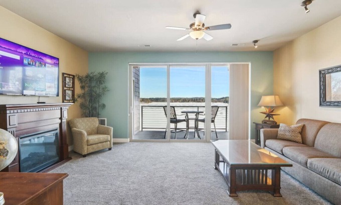 Lake Delton Condo | The Honey Badger Suite at Delton Grand - No Stairs