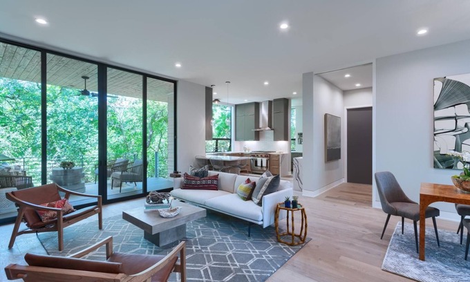 Barton Heights House | The House of Yes- Luxury Urban Farm House. Walking distance to downtown