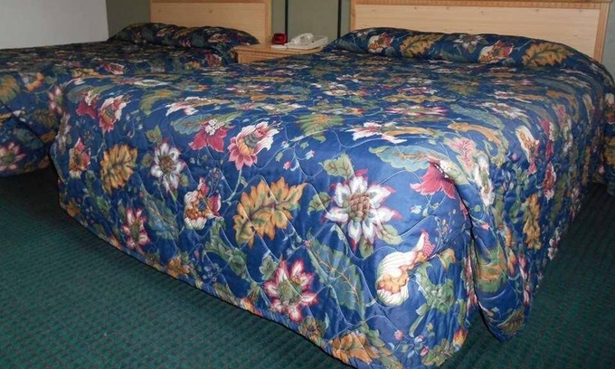 Enumclaw House | The Ideal Mix of Value, Comfort, and Convenience! Free Parking, Pet-friendly