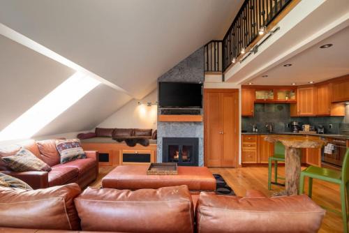 Whistler Village Apartment | The Ikon Lofted Studio with King Bed and Patio