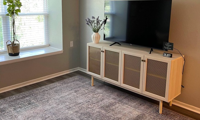 Hamilton Apartment | The Ingrid - Entire 2 Bedroom Apt in Quilt Town, USA