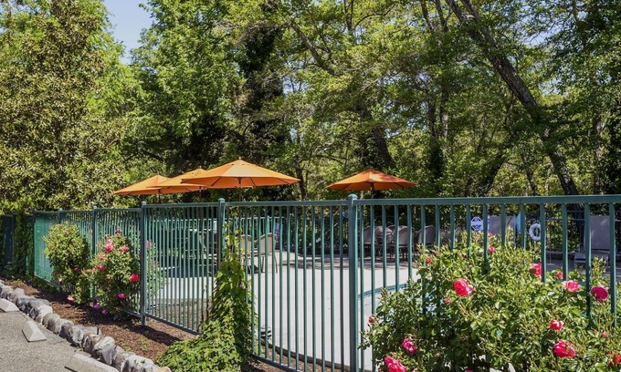 Glen Ellen Hotel | The Jack London Lodge