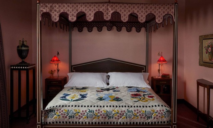 Mount Vernon House | The King at Ulysses Hotel: Canopy Beds & Vintage Finds in Mount Vernon