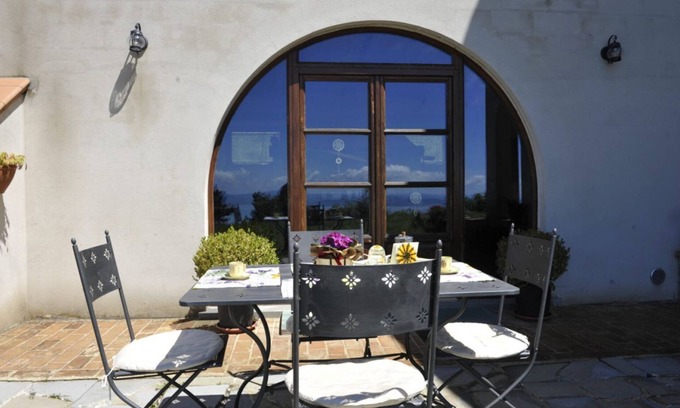 Lisciano Niccone Apartment | The King's Oak with a view of Lake Trasimeno