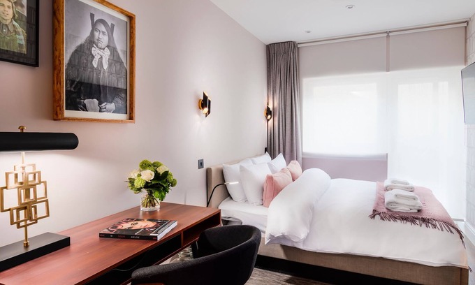 Kensington Apartment | The Knaresborough- Chic Lower Ground Double Studio