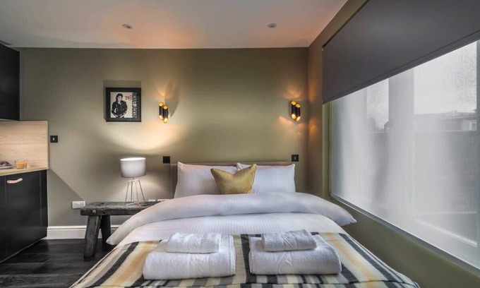 Kensington Apartment | The Knaresborough - Stylish Studio with Balcony