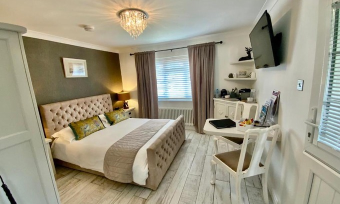 New Forest District House | THE KNIGHTWOOD OAK a Luxury King Size Bed - En-Suite Space - LYMINGTON NEW FOREST with Totally Private Entrance - Key Box entry - Free Parking & Private Outdoor Seating Area - Town ,Shops , Pubs & Solent Way Walking Distance & Complimentary Breakfast