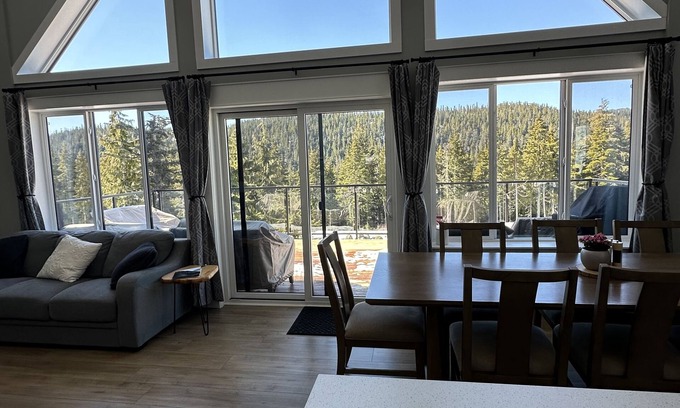 Courtenay Ski Chalet | The Knotty Cedar*Entire Chalet*Mount Washington*media room