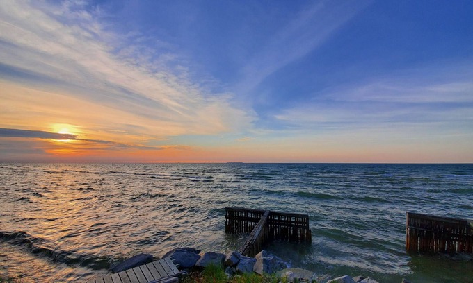 Pigeon Ski Chalet | "The Lakehouse" Lakefront Chalet on Sand Point’s North Shore