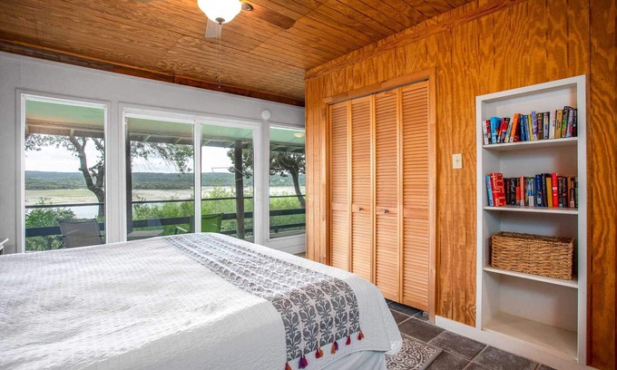 Lakehills House | The Lakeside Escape.