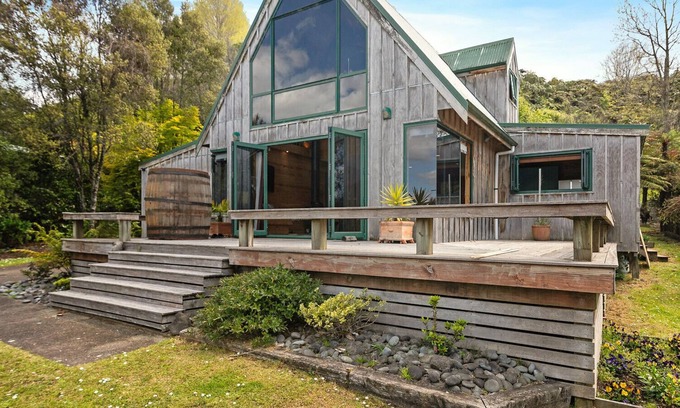 Lake Tarawera Cottage | THE LAKEVIEW CHALET - LAKE TARAWERA HOLIDAY HOME in Oneroa