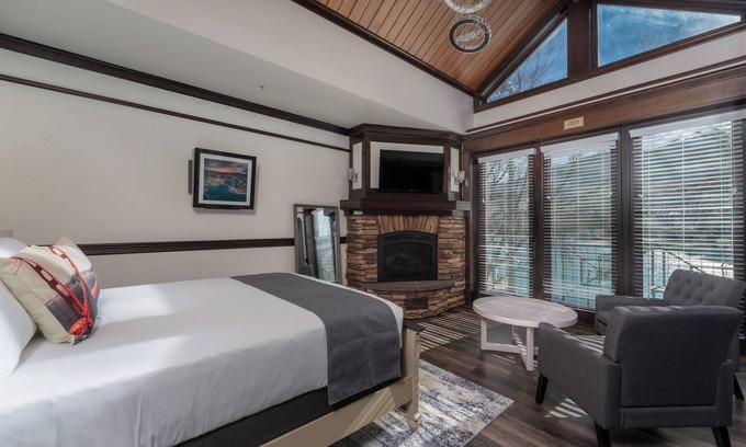 Chelan Condo | The Landing 212 Balcony w/lake views!