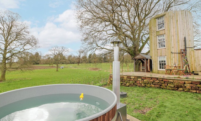 Rugeley Cottage | THE LAZY SQUIRE BY THE WATER, romantic, with hot tub in Rugeley