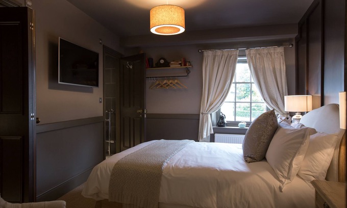 Wimborne Hotel | The Lion Hotel - Pub & Restaurant