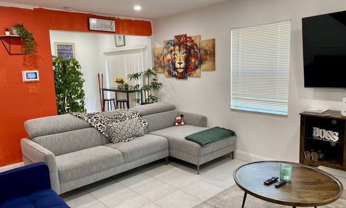 Margate House | "The Lions Den" Charming 2-bedroom townhome with AC and WiFi in peaceful Margate