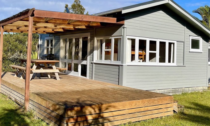 Houhora House | The Little Cottage 3 minutes walk to beach. Beds for 5.