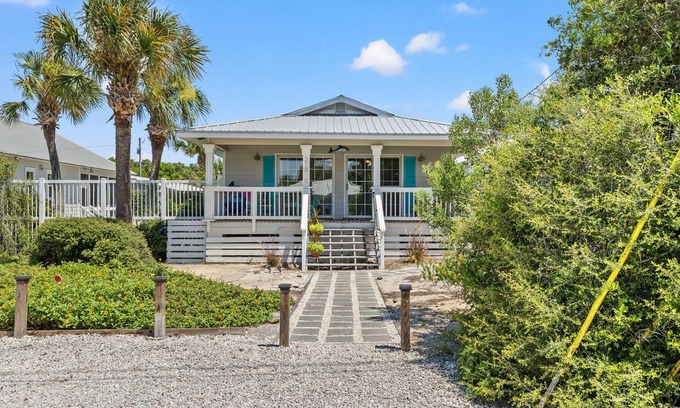 Riviera Beach House | The Little Dolphin - 1 block to beach, quiet west end