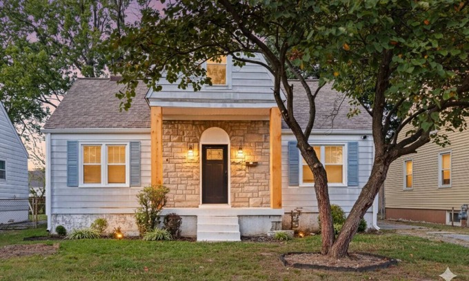 Southside House | The Little Lou | 10 mins to Airport | Sleeps 15