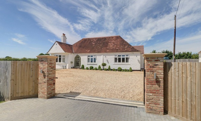 Malmesbury Cottage | THE LITTLE PADDOCK, pet friendly, with hot tub in Malmesbury