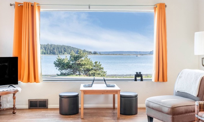 Oak Harbor House | The Little Pink House - Water View | Beach Access