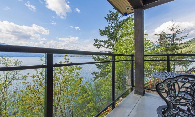 Harrison Hot Springs Cabin | "The Lodge on Harrison Lake" Suite #3