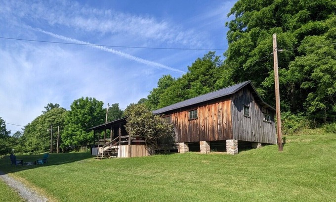 Hopewell House | The Lodge: Restored Rustic 2 Bedroom On The River