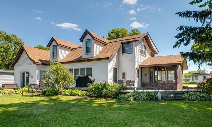 Lake Catherine Cottage | The Lodge, Sweet Waterfront Cottage, Separate Unit