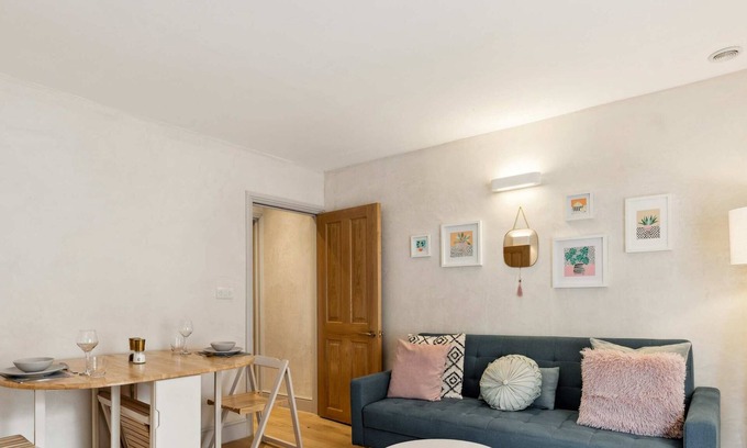 Henley Apartment | The Loft - 1 Bed Luxury Apartment with Bathtub