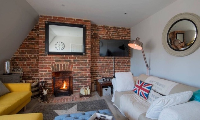 Woolbeding Apartment | ‘The Loft’ North St Midhurst near Cowdray Ruins