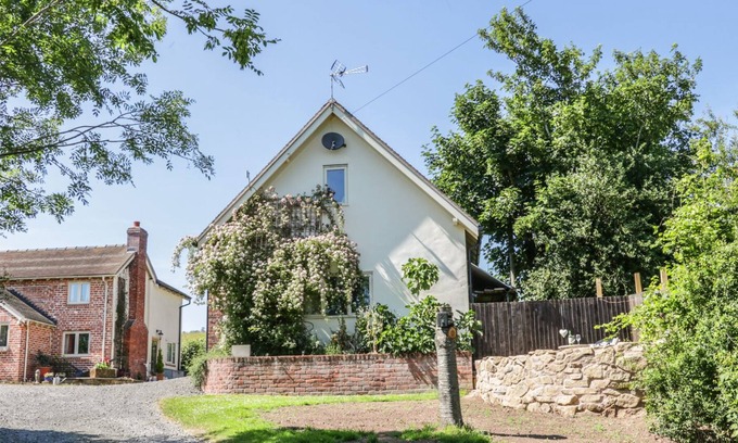 Aston Rogers Apartment | THE LOFT, with a garden in Minsterley