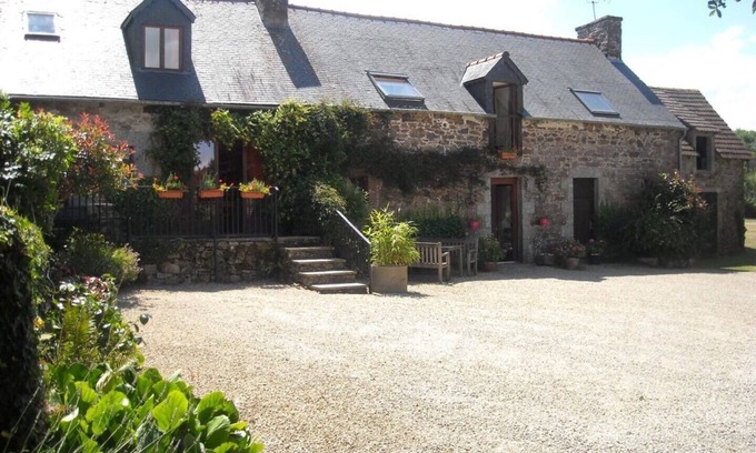 Ploezal House | The Longere Sleeps 5 (2 Bedrooms)