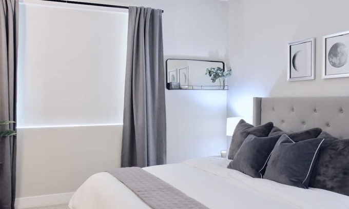 Santa Ana Apartment | The Lunar Suite - King Bed - Designer Apt - Modern Bldg - Near CHOC