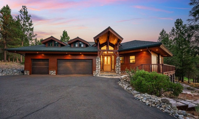 Gold Mountain House | The Luxe Lodge Private Hot Tub Golf Couples Pets Families Games Fire Pit Views