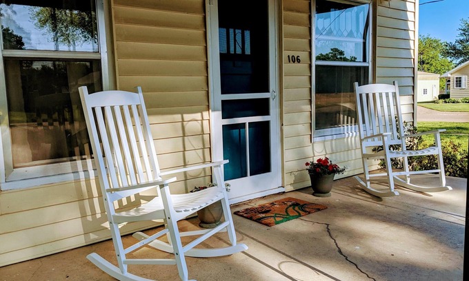 Inavale House | The M Guest House in Red Cloud - Cute & Charming