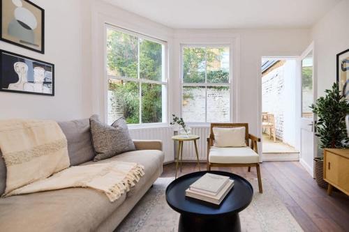 Harrow Road Apartment | The Maida Hill Hideout - 2BDR Flat with Courtyard