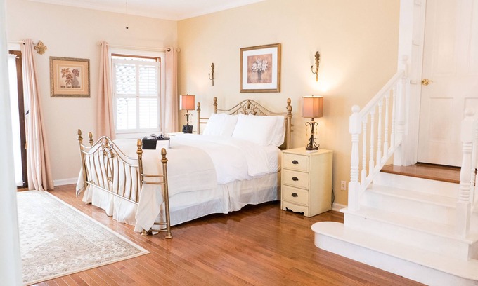 Round Hill Bed & Breakfast | The Manor at Airmont