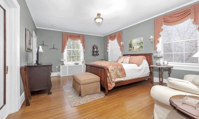 Roanoke House | The Maridor - "Iris" Historic home near lots of shops and restaurants