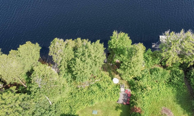 Gore House | The Mariposa - stunning waterfront with hot tub!