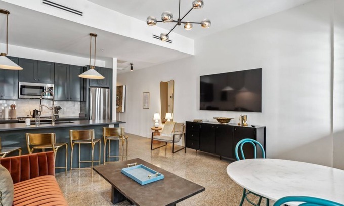 Central Business District Hotel | The Mary Beth - 4BR + Art Gallery