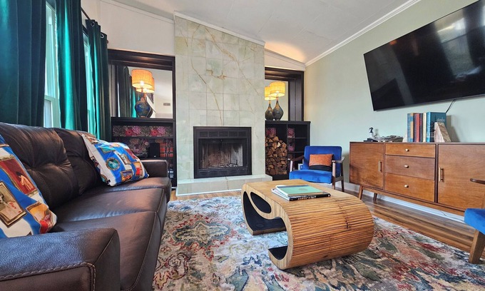 Mid City South House | The MCM House - Mid-Century Modern Gem with Heated Pool & Hot Tub - Sleeps 12