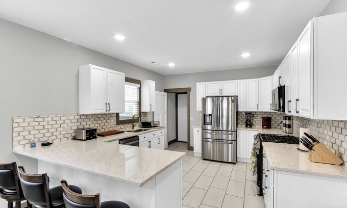 New Center Detroit House | The Mica - Spacious Full Duplex with 7 bedrooms and WiFi, AC in charming Detroit