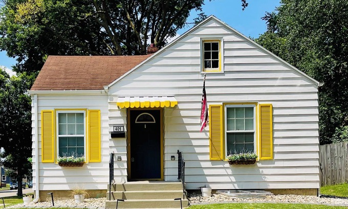 Sioux Falls House | The Modern Bungalow, Near DTSF, Dog Friendly, Private Sauna